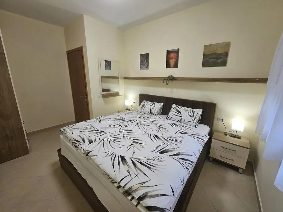 Cozy Apartment With A View Over The City And Sea Vlore