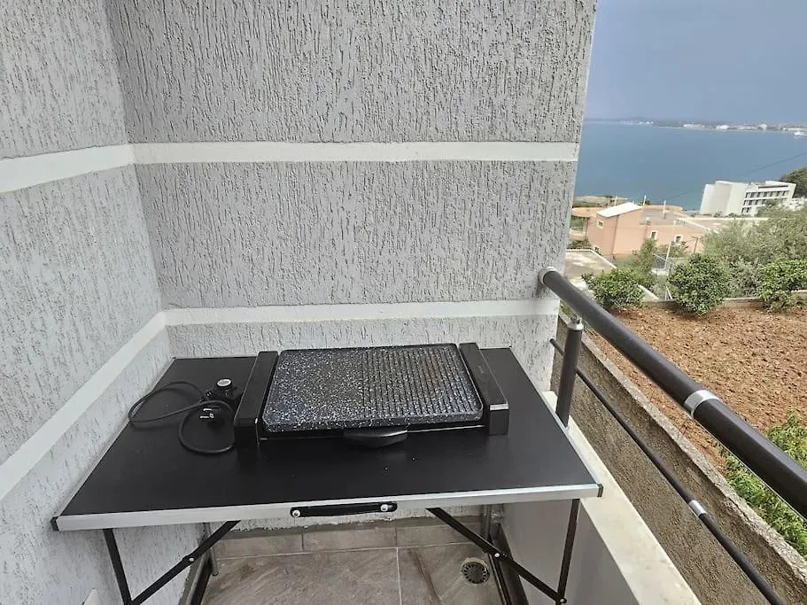 Cozy Apartment With A View Over The City And Sea Vlore